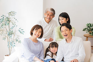 笑顔の三世代家族