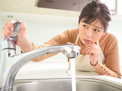 蛇口から水を出す女性