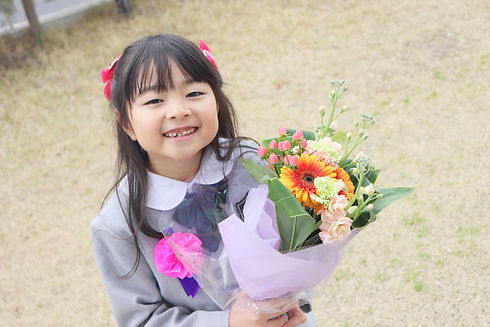 花束を持った女の子