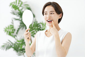 歯を鏡で見る女性