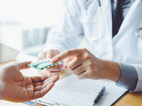 薬の説明をする薬剤師