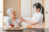 食事の介助をするヘルパー