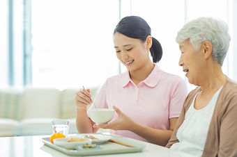 食事の介護をする介護士