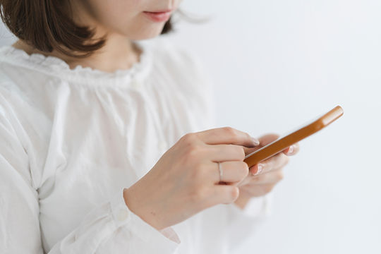 スマートフォンを使う女性