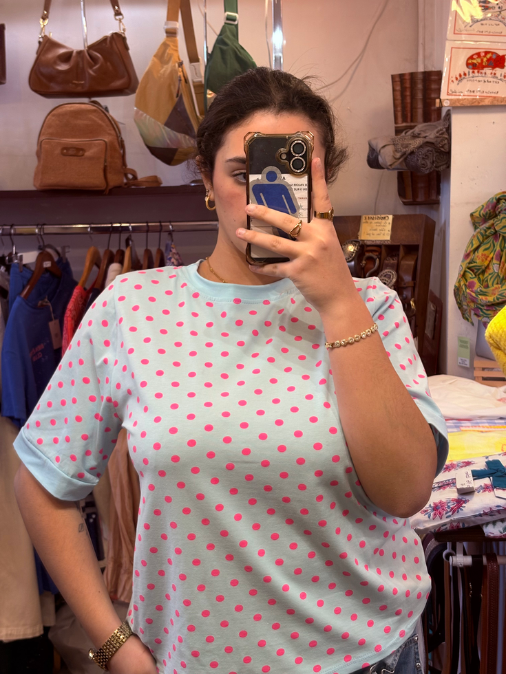 T-shirt bleu à pois roses