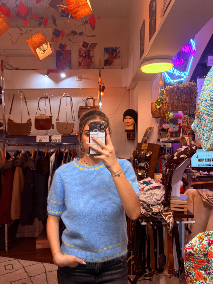 Pull Bleu à Détails Jaunes