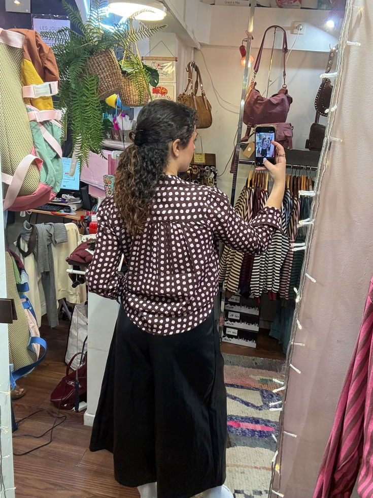 Chemise marron à pois rose