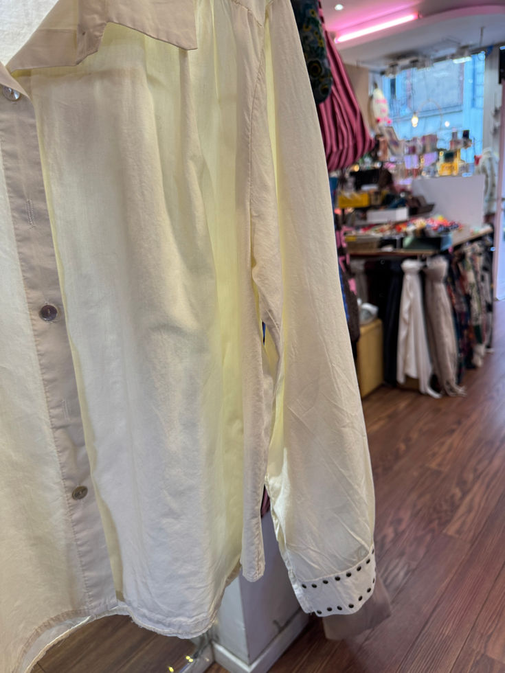 Chemise clous d'or