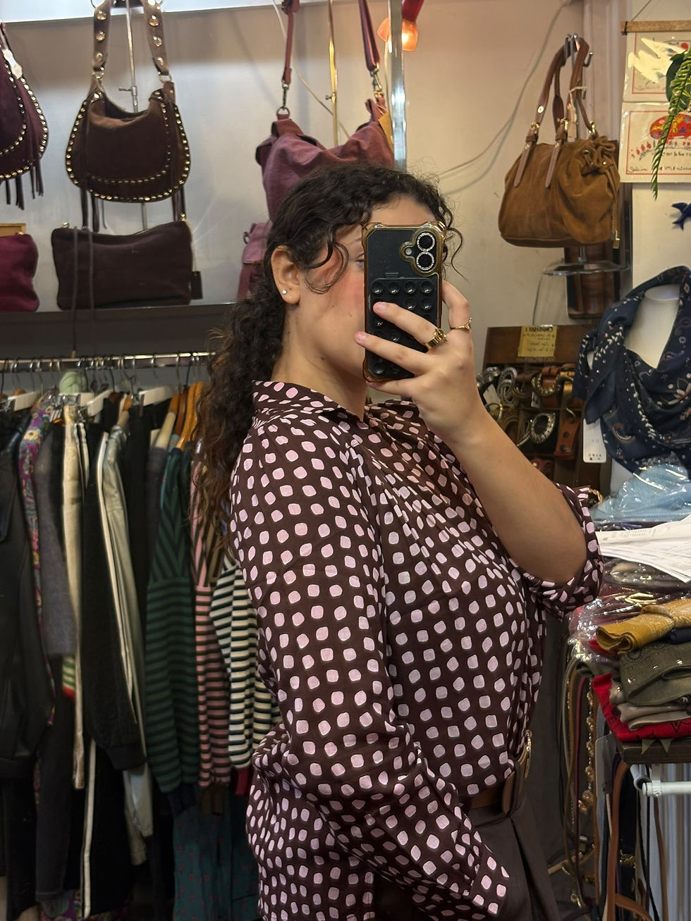 Chemise marron à pois rose