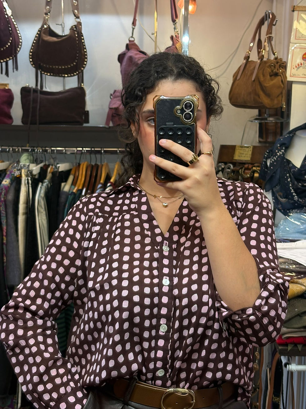Chemise marron à pois rose