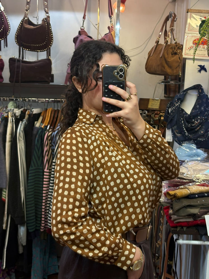 Chemise jaune moutarde à pois beige