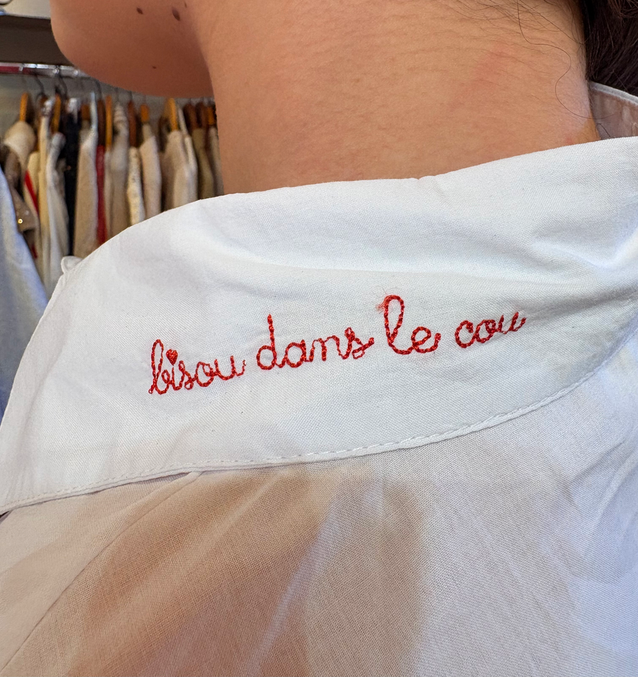 Chemise brodée “Un bisou dans le cou”