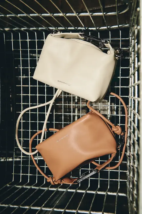 olivia-mareque_social-shooting_production-assistant_set-design-assistant_beige-camel-bags_shopping-cart_still-life