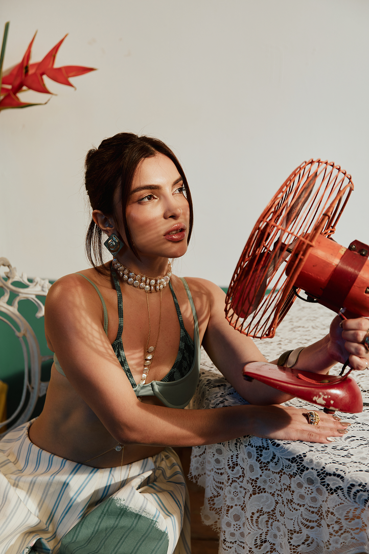 tent-fashion-editorial-briella-4.png