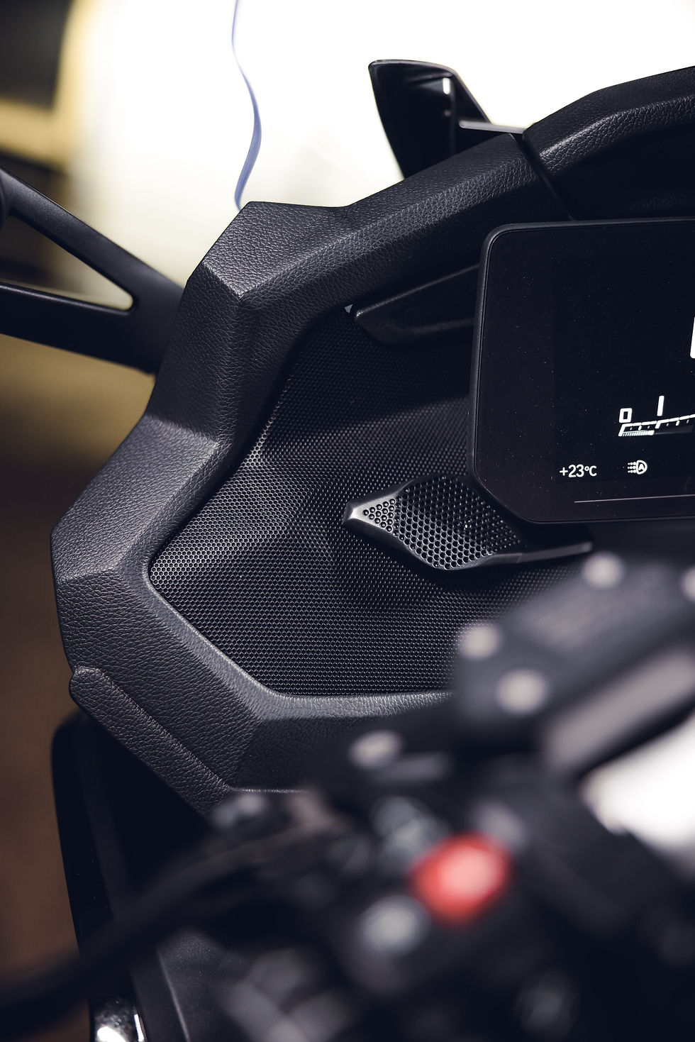 Передние подиумы bmw k1600 от компании fullcomp. Установка твиттеров и динамиков большего размера