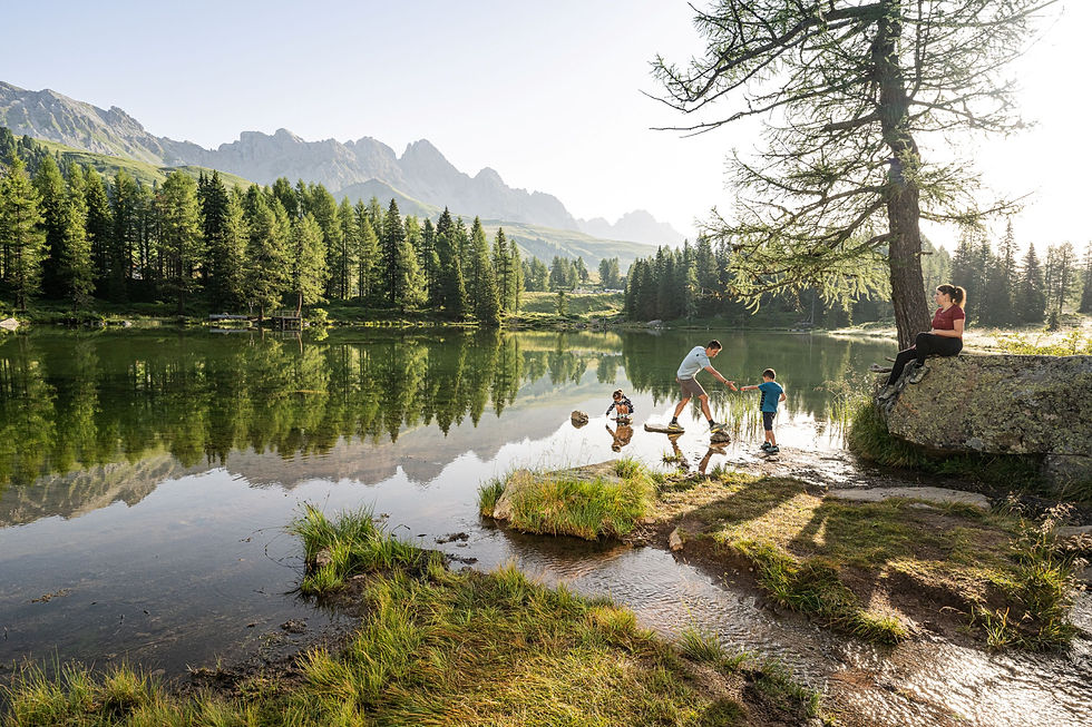 ©wisthaler_family_hiking_dolomite_lake.