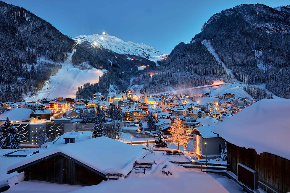 Vinterkveld i Ischgl – lysende alpelandsby omgitt av fjell