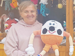Mária Furtkevičová teší deti háčkovanými hračkami