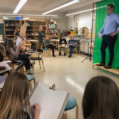 Kansanedustaja Antti Lindtman mallina Vantaan kuvataidekoulun oppilaille.