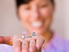 wear a loved one's jewelry to remember them on your wedding | InkedWeddings.com