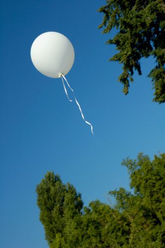 balloon release in memory of deceased loved ones at your wedding | InkedWeddings.com