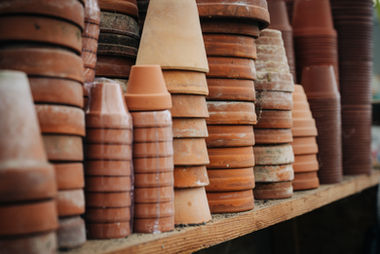 „Gebrauchte Tontöpfe mit Patina aus der Gärtnerei Bucheggberg“