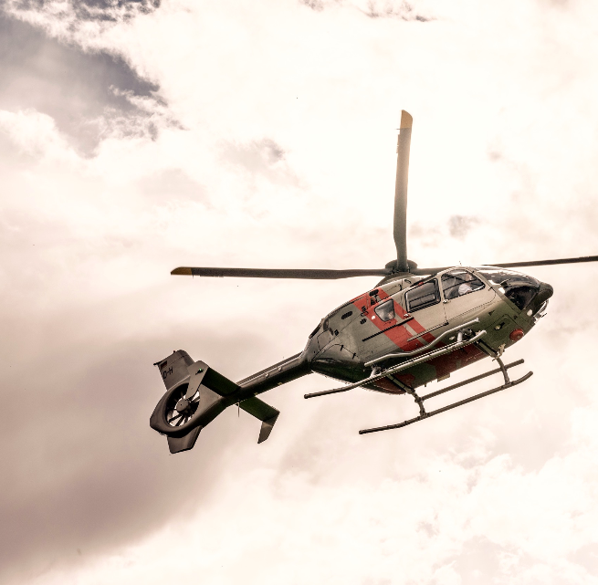 Hubschrauber fliegt