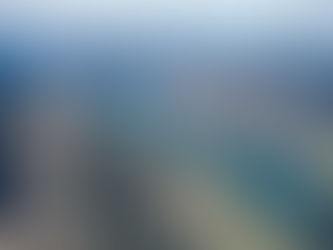 Bayerischer See mit blauem Wasser und Bergen im Hintergrund