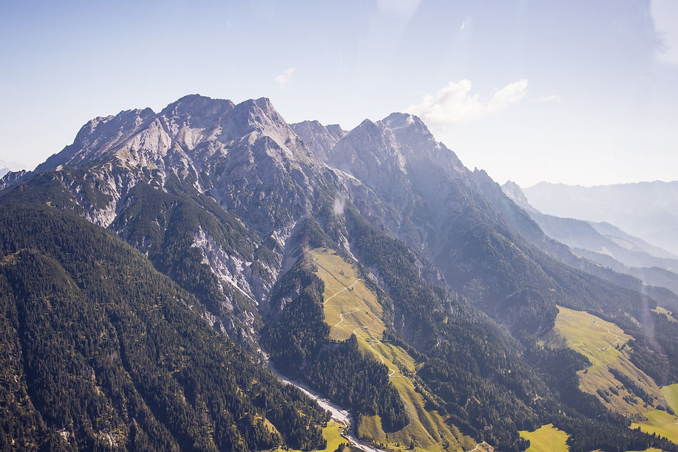 Alpengipfel mit Almwiesen aus der Luft – Tiroler Bergwelt