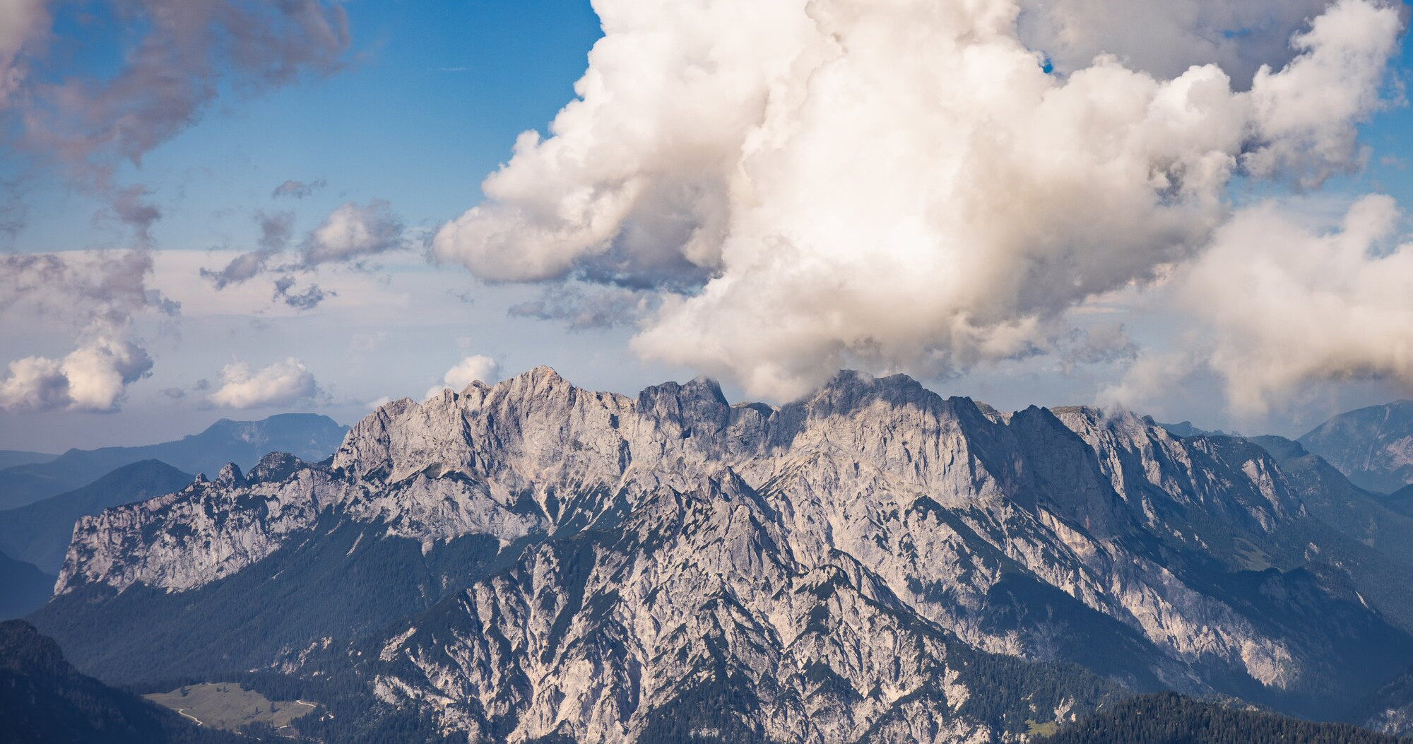 Alpenpanorama mit Wolken aus der Luft – HELIGOLF
