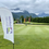 Miniaturbild: Fahnen wehen auf einem Golfplatz bei bewölktem Himmel