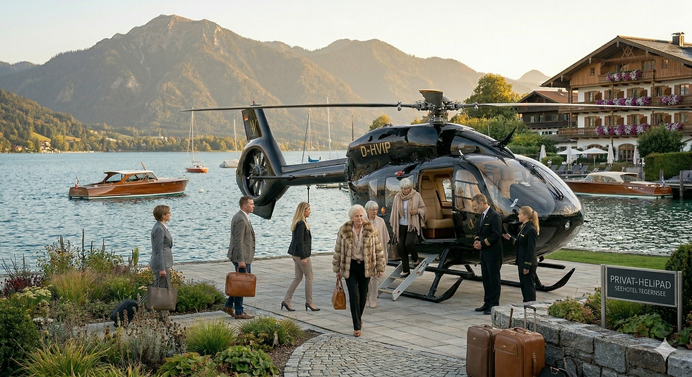 Personen steigen am Seehotel Tegernsee aus einem schwarzen Helikopter. Berge im Hintergrund, Boote auf dem Wasser. Schild: "Privat-Helipad".