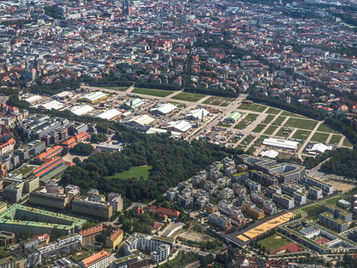 Theresienwiese und Innenstadt München aus der Luft – HELIGOLF