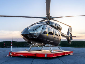 Airbus H145 auf dem Landeplatz – VIP-Hubschrauber von HELIGOLF