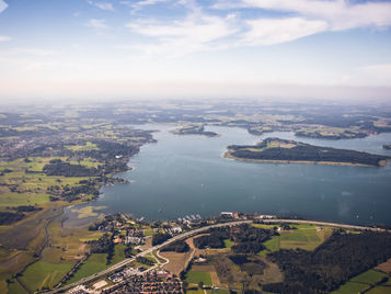 Chiemsee mit Herreninsel aus der Luft – Helikopter-Rundflug als Geburtstagsgeschenk
