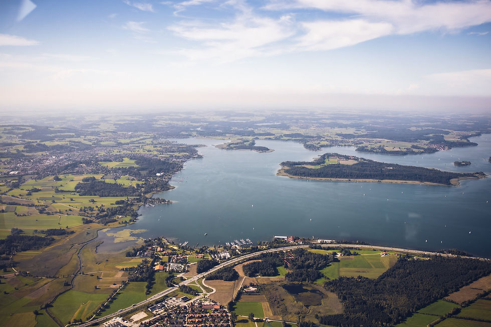 Chiemsee mit Herreninsel aus der Luft – Rundflug als Geburtstagsgeschenk
