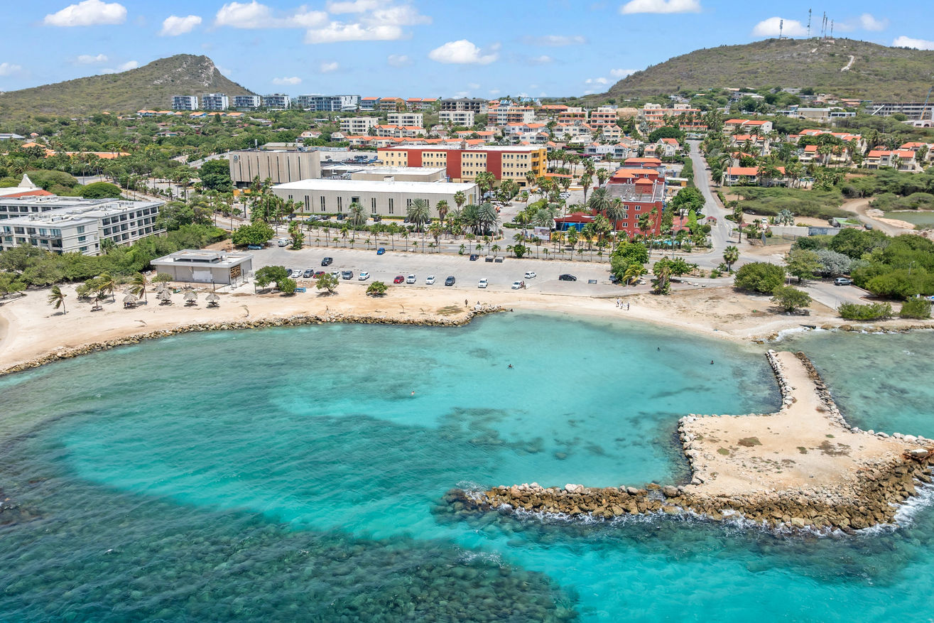 Stunning coastline and crystal-clear waters - Curaçao’s natural beauty.