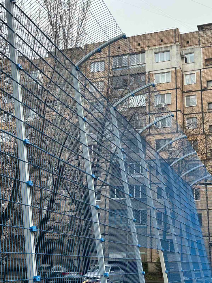 Антивандальна секційна огорожа «ОЛІМПІК» класу SRS250/25 з навісом для футбольного та мультиспортивного майданчика