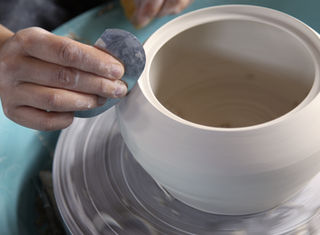 Atelier de céramique dans le Jura avec poterie artisanale, faïence et cuisson raku