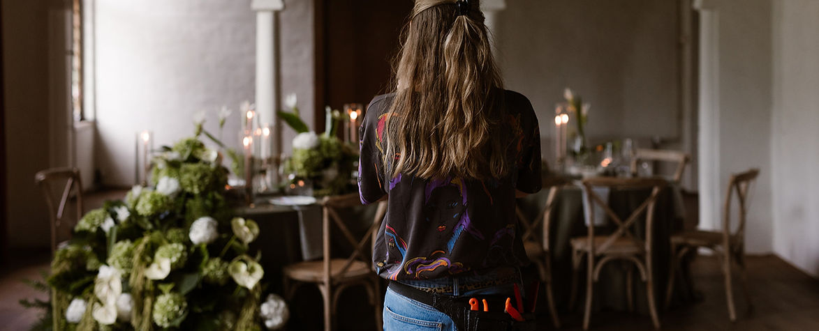 Mooie bloemwerk op een sfeervolle gedekte tafel