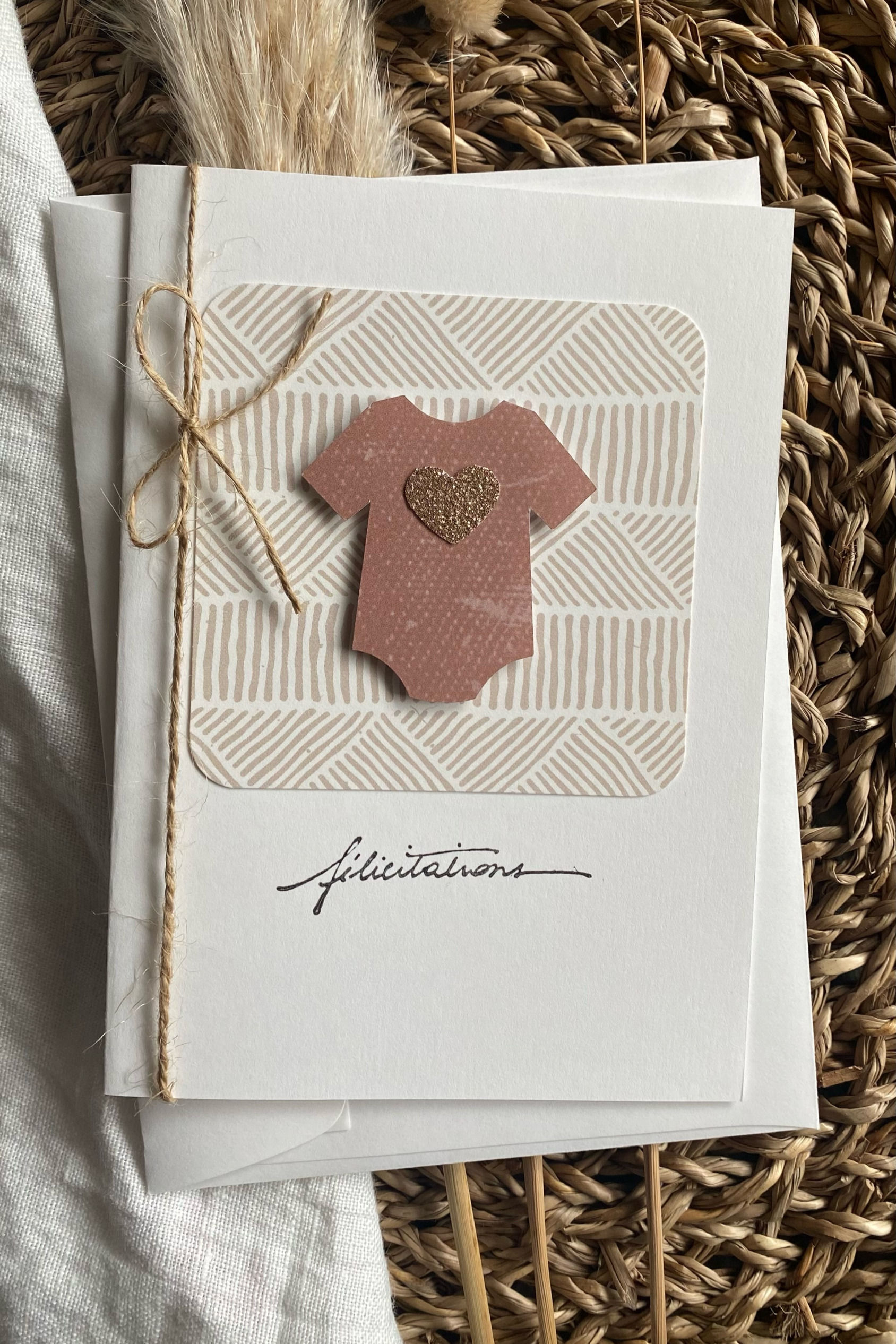 Carte de félicitation avec un body de bébé