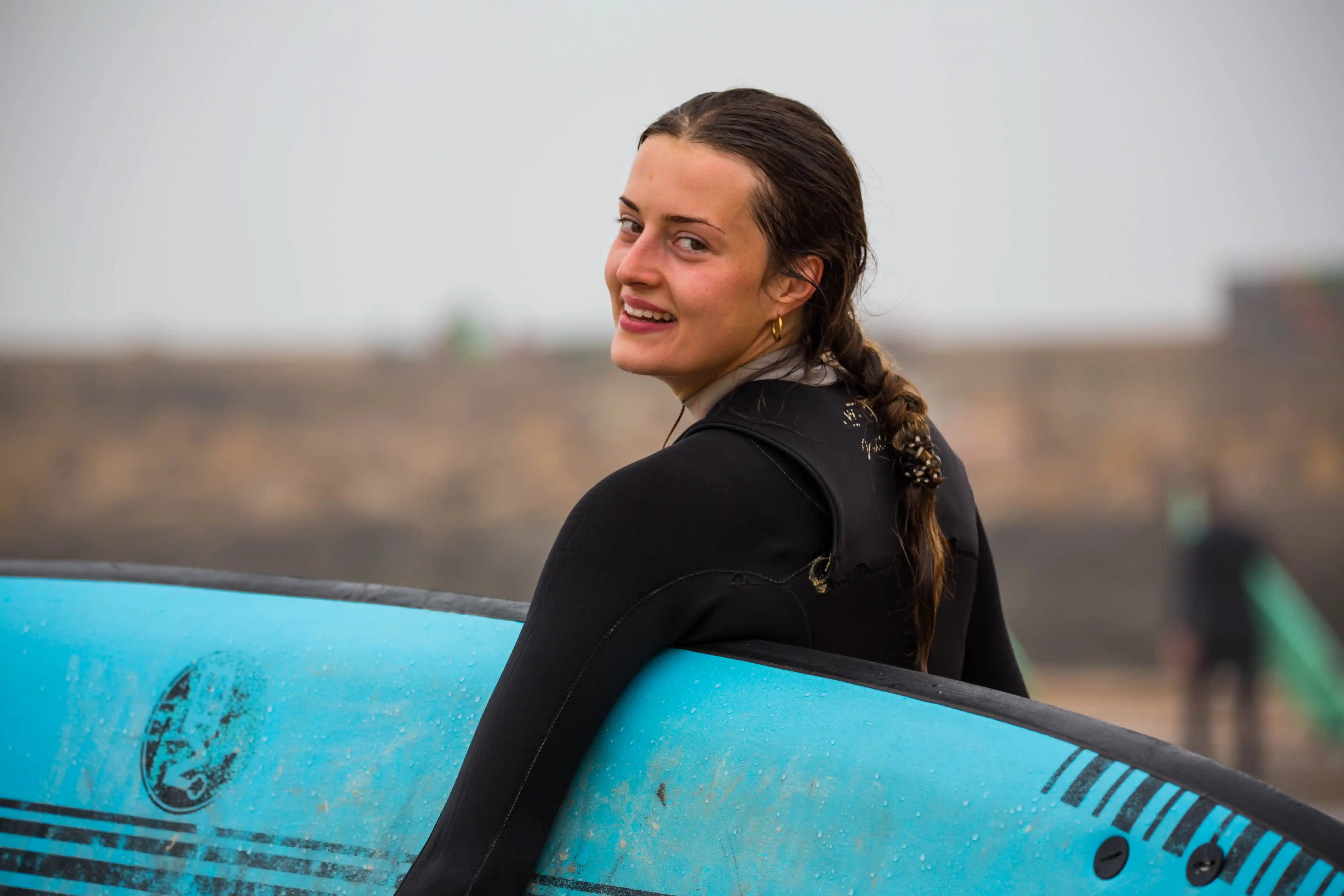 surfeuse avec sa planche à Imsouane 
