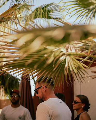 Danse libre au coucher du soleil à Imsouane