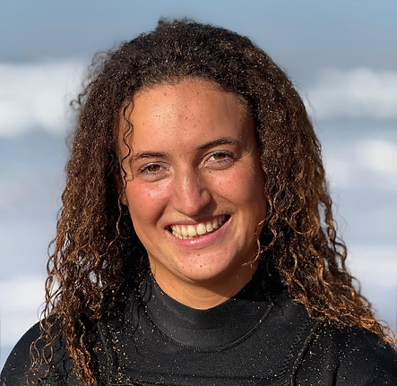Monitrice de surf Dina sur la plage d’Imsouane, prête pour une session.
