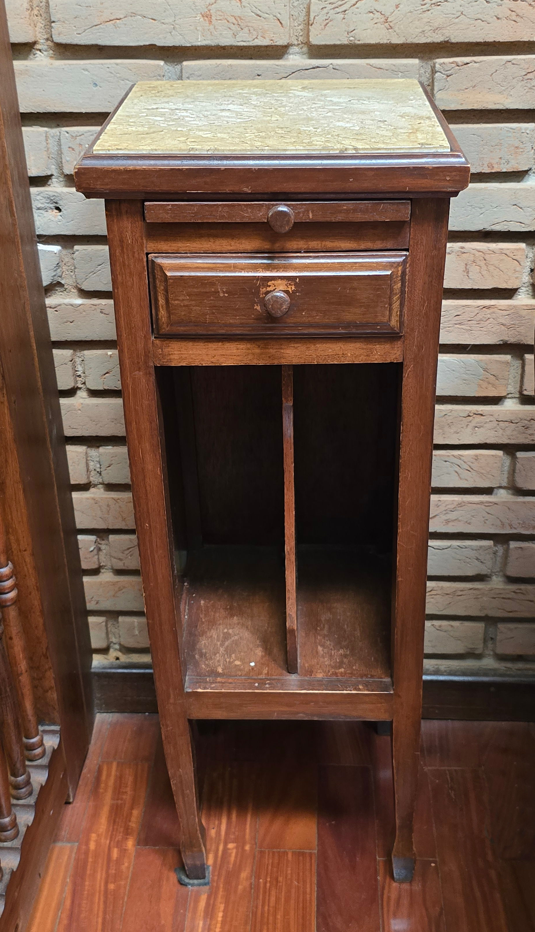 Mesa telefone com tampo de mármore