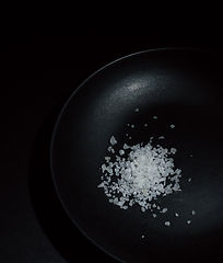 Cristales-de-sal-en-el-plato-01-Recorte-Web.JPEG
