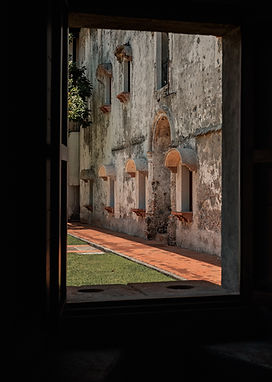 Vista arquitectónica desde un interior hacia patio y fachada histórica