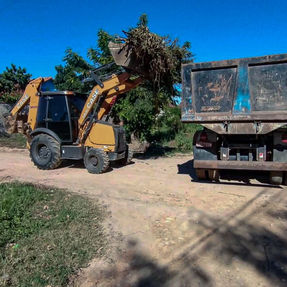 Prefeitura faz manutenção de estradas e limpeza de ruas.