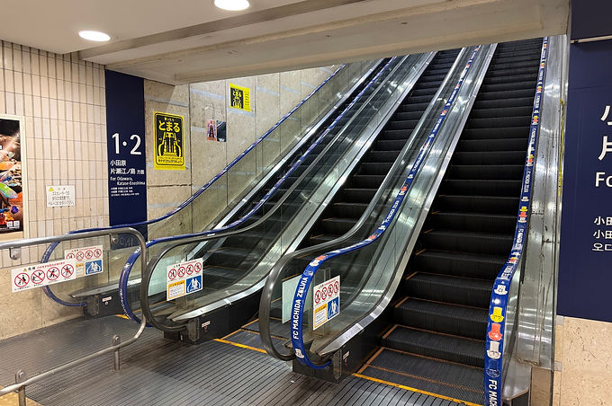 「小田急線町田駅」のエスカレーターにてUDベルトを実施しました。