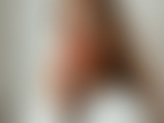 Jovem olhando pensativamente, refletindo sobre emoções complexas ligadas ao apego ansioso.